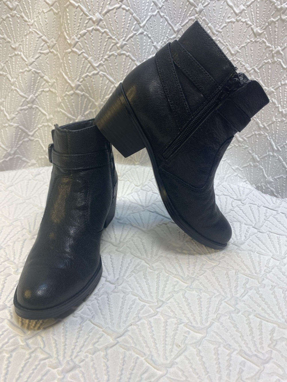 Naturalizer 6M Black Leather Ankle Booties with Low Stacked Block Heel comfy